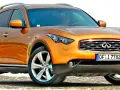 Pomarańczowy infiniti samochód z chromowanymi detalami i felgami, gotowy na przygodę.