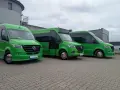 Trzy zielone busy GTV stoją obok siebie.