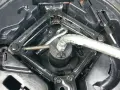 Podnośnik i klucz do kół w bagażniku Renault Trafic, gotowe do akcji, gdy zajdzie potrzeba, jak wyjąć koło zapasowe.