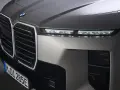 Przód nowego BMW 2026 z podświetlaną atrapą chłodnicy i smukłymi światłami LED.