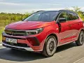 Czerwony Opel Grandland na drodze, idealny do sprawdzenia jego opel grandland cena.