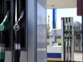Dystrybutory paliwa na stacji. Zastanawiasz się, jakie paliwo do Toyoty Auris Hybrid?