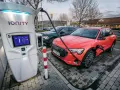 Na stacji Ionity czerwony Audi e-tron ładuje się. Ekran pokazuje 91% naładowania i 77kW mocy. Ile trwa ładowanie samochodu elektrycznego na stacji?