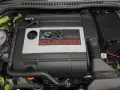 Silnik Cupra R z napisem "Powered by World Champion" pod maską Seata Leon 1.