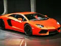 Pomarańczowe Lamborghini Aventador na wystawie. Zastanawiasz się, ile kosztuje Lamborghini Aventador?
