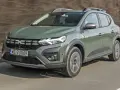Zielony Dacia Sandero Stepway w ruchu. Sprawdź atrakcyjną dacia sandero cena i wybierz swój wymarzony model.