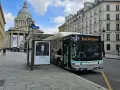 Autobus linii 24 "École Vétérinaire" czeka na przystanku przy Panteonie. Zastanawiasz się, ile kosztuje bus do Paryża?