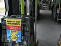 Ograniczona liczba miejsc siedzących w autobusie. Proszę nie siadać w tym miejscu. Zachowaj dystans od innych pasażerów.
