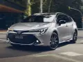 Srebrna Toyota Corolla Hybrid Touring Sports w ruchu. Zastanawiasz się, jaki olej do Toyota Corolla 1.8 Hybrid? Ten model zapewnia płynną jazdę.