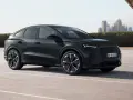 Elegancki, czarny Audi Q4 e-tron, elektryk z dynamiczną linią nadwozia, zaparkowany na tle nowoczesnej panoramy miasta.