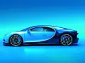 Błękitno-granatowe Bugatti Chiron widziane z boku na tle błękitnego gradientu.