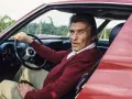 Ferruccio Lamborghini, kto stworzył Lamborghini, siedzi za kierownicą swojego czerwonego supersamochodu.