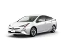 Biała Toyota Prius, symbol ekologicznej motoryzacji, produkowana jest w Japonii.