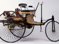 Tricykl Benz Patent-Motorwagen, pierwszy samochód na świecie, z drewnianym siedzeniem i miedzianym kotłem.