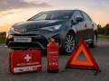 Apteczka, gaśnica i trójkąt ostrzegawczy – obowiązkowe wyposażenie auta, gotowe na każdą sytuację na drodze.