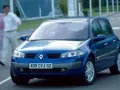 Niebieski Renault Megane 2 na drodze, z parą ludzi w tle.