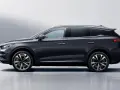 Ciemnoszary BYD Tang, SUV z eleganckimi felgami, prezentuje się na tle jasnej ściany. Sprawdź byd tang cena i jego możliwości.