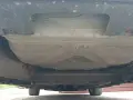 Spód Peugeot 308 SW z widocznym zbiornikiem paliwa i elementami zawieszenia. Tutaj znajdziesz instrukcję, jak wyjąć koło zapasowe.