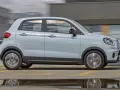Jasnoszary samochód elektryczny w ruchu. Zastanawiasz się, ile jest samochodów elektrycznych w Polsce?