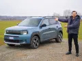 Mężczyzna prezentuje nowy, niebieski Fiat Grande Panda na tle zielonego pola.