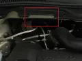 Widoczny numer nadwozia wybity na metalowej płytce w komorze silnika Volvo.