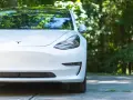 Biała Tesla Model S, marzenie wielu kierowców. Zastanawiasz się, ile kosztuje Tesla Model S? Ten elegancki samochód elektryczny przyciąga wzrok.