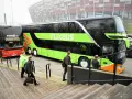 Dwa autokary, Flixbus i PolskiBus, czekają na pasażerów. Zastanawiasz się, ile kosztuje bus nad morze?