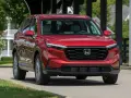 Czerwony Honda CR-V na drodze. Sprawdź aktualną honda cr-v cena i wybierz swój wymarzony SUV.