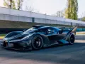 Czarny Bugatti Bolide na torze wyścigowym. Zastanawiasz się, ile kosztuje Bugatti Bolide? To marzenie wielu fanów motoryzacji.