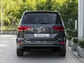 Szary VW Touran 7 osobowy. Gdzie jest koło zapasowe? Pod podłogą bagażnika, niewidoczne na tym zdjęciu.