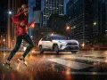 Biegaczka w deszczowy wieczór w mieście, obok niej biała Toyota RAV4 Hybrid. Zastanawiasz się, ile pali Toyota RAV4 Hybrid?