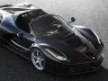 Czarny kabriolet Ferrari LaFerrari na drodze. Zastanawiasz się, ile kosztuje Ferrari LaFerrari?