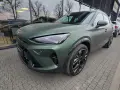 Nowa Cupra w matowym, zielonym kolorze prezentuje się imponująco na tle salonu.
