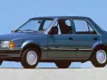 Niebieski Ford Orion z lat 80. na tle błękitnego nieba. Klasyk z przeszłości.