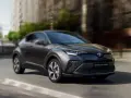 Ciemnoszara Toyota C-HR Hybrid w ruchu miejskim. Zastanawiasz się, ile pali Toyota C-HR Hybrid? Ten stylowy crossover zachwyca niskim spalaniem.