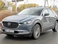 Szary SUV Mazda CX-30 w ruchu. Sprawdź aktualną mazda cx 30 cena i ofertę.