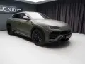 Matowy, zielony Lamborghini Urus na czarnych felgach. Sprawdź, jaka jest aktualna lamborghini urus cena.
