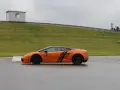 Pomarańczowe Lamborghini na torze. Zastanawiasz się, ile kosztuje przejazd takim autem?