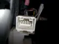 Wtyczka z przewodami w Toyocie Yaris, potencjalnie związana ze sterownikiem centralnego zamka.