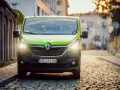 Zielony bus GTV BUS 332 na brukowanej ulicy. Sprawdź, ile kosztuje bus z adresu pod adres.