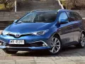 Niebieska Toyota Auris Hybrid. Jak odpalić ten samochód? Zobacz przód auta z tablicą rejestracyjną WE 452RV.