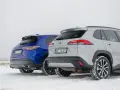 Porównanie hybryd: niebieska Honda CR-V e:HEV i srebrna Toyota Corolla Cross Hybrid AWD na śniegu. Którą wybrać?