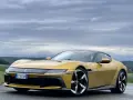 Złote Ferrari Purosangue na tle malowniczych wzgórz. Czy to jeden z tych, które zasiliły flotę Ferrari w Polsce?