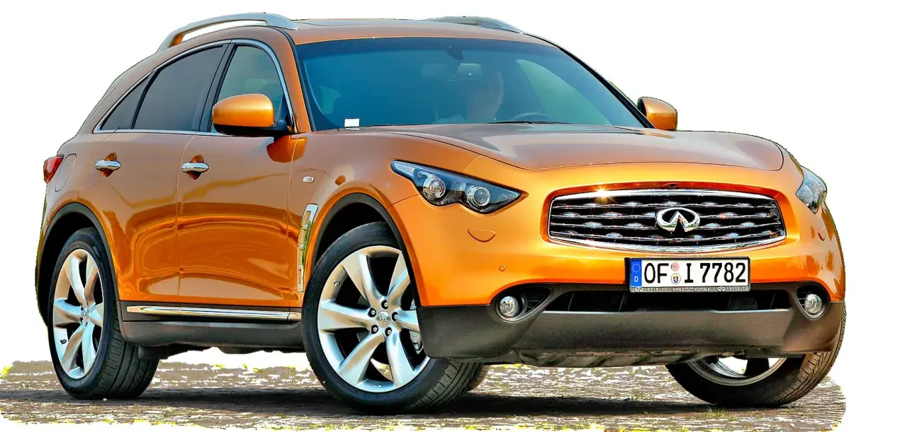 Pomarańczowy infiniti samochód z chromowanymi detalami i felgami, gotowy na przygodę.