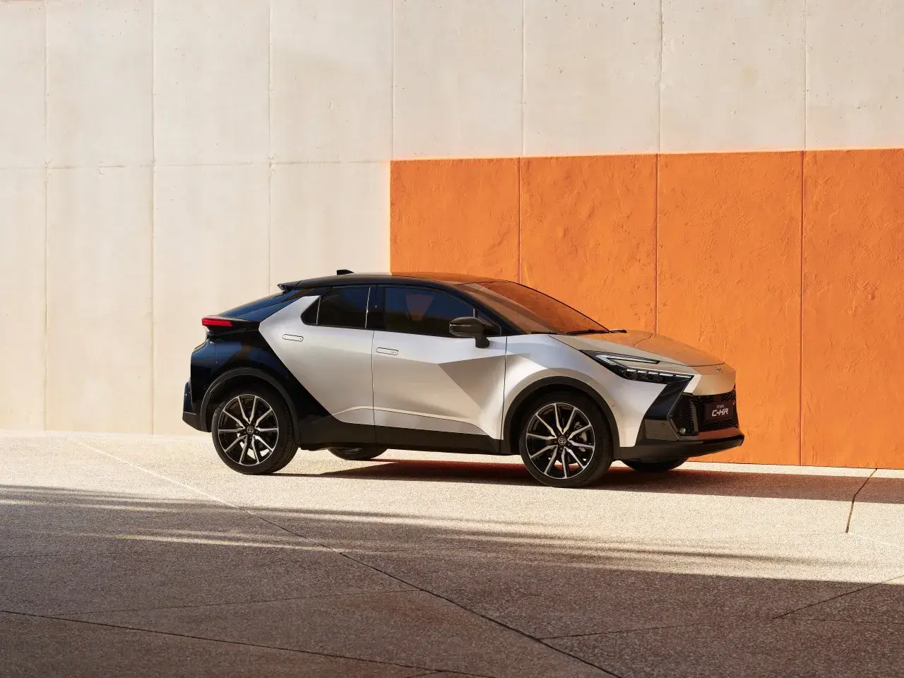 Nowy Toyota C-HR w dwukolorowym malowaniu, z dynamiczną sylwetką. Sprawdź jego atrakcyjną toyota chr cena.