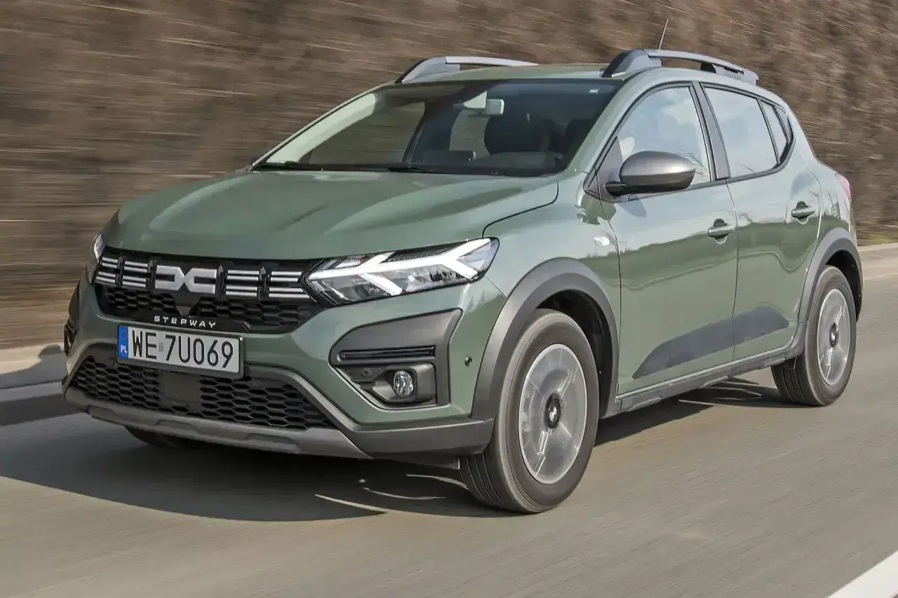 Zielony Dacia Sandero Stepway w ruchu. Sprawdź atrakcyjną dacia sandero cena i wybierz swój wymarzony model.