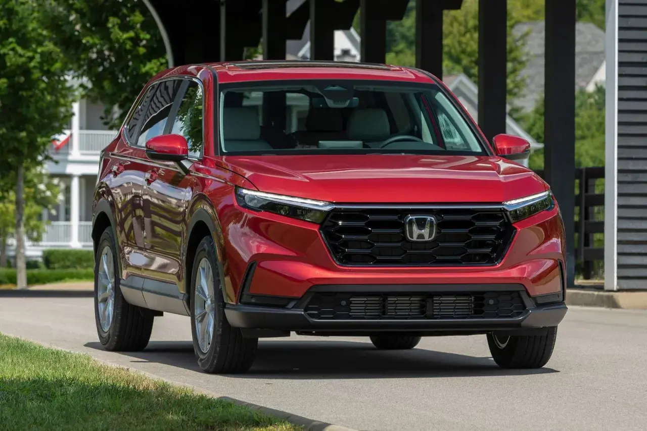 Czerwony Honda CR-V na drodze. Sprawdź aktualną honda cr-v cena i wybierz swój wymarzony SUV.