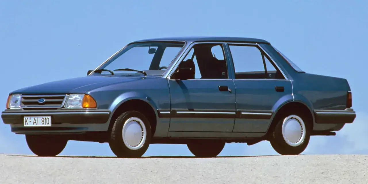 Niebieski Ford Orion z lat 80. na tle błękitnego nieba. Klasyk z przeszłości.