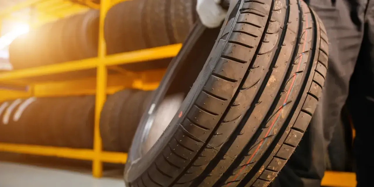 Nowe opony na żółtej półce. Czy koło zapasowe jest obowiązkowe? Warto mieć zapas, gdy coś się stanie.