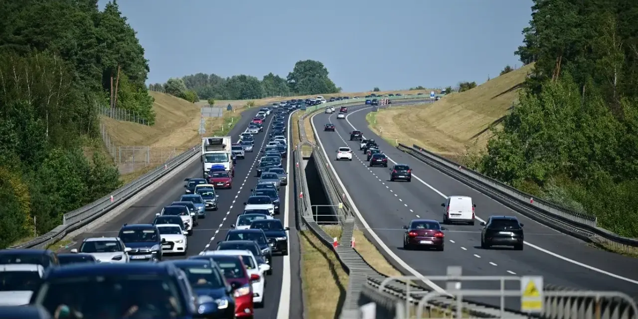 Korek na autostradzie bursztynowej. Długi sznur samochodów i ciężarówek sunie powoli w upalny dzień.